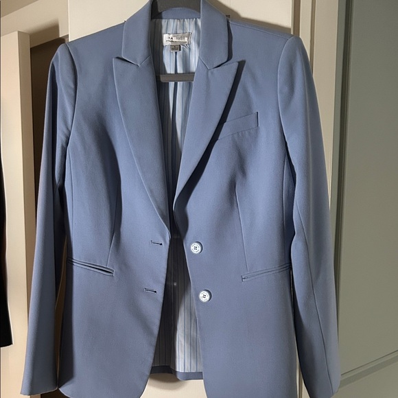 Tahari Jackets & Blazers - Tahari blazer